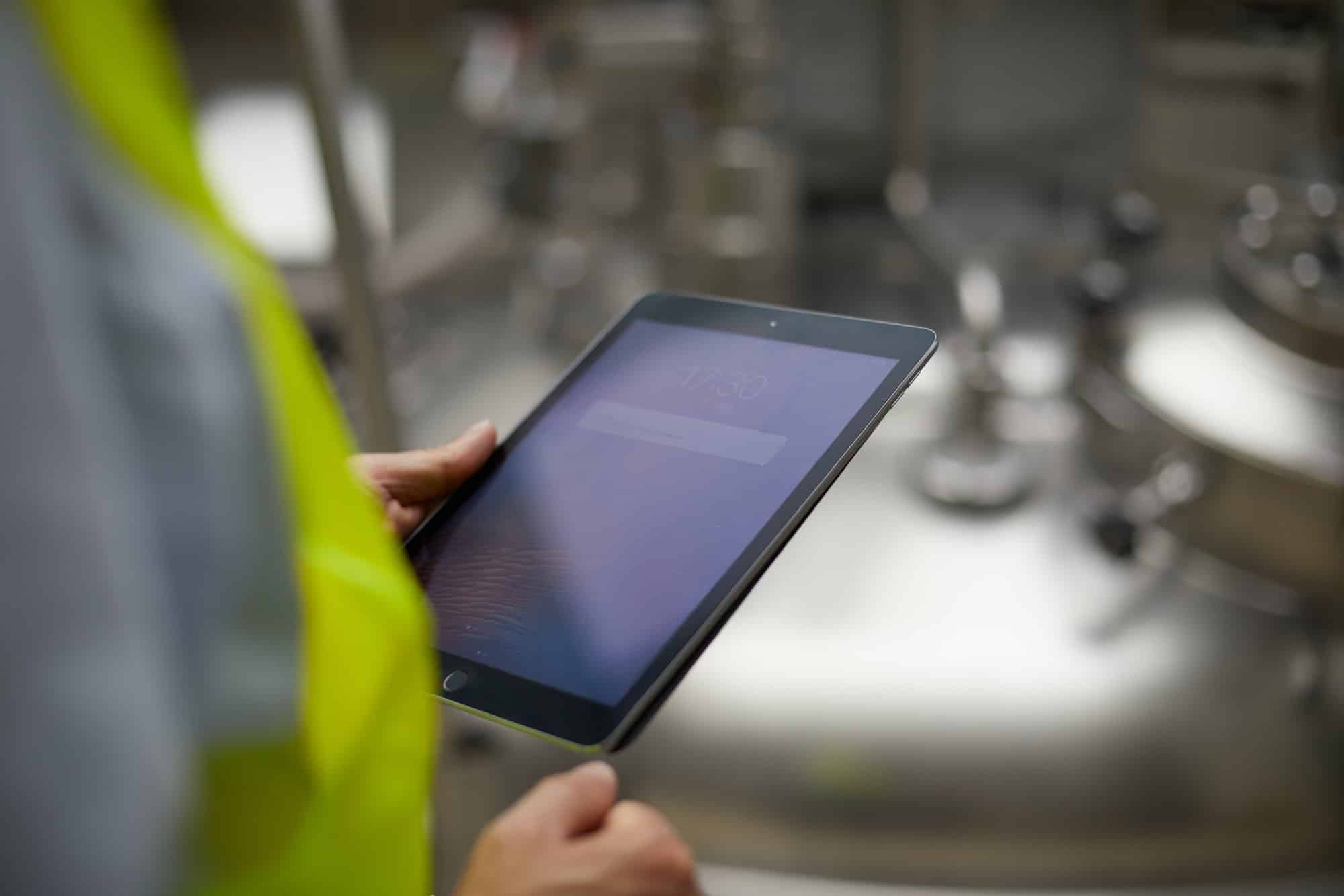 Begehung in einer Produktionsanlage mit Dokumentation auf dem Tablet