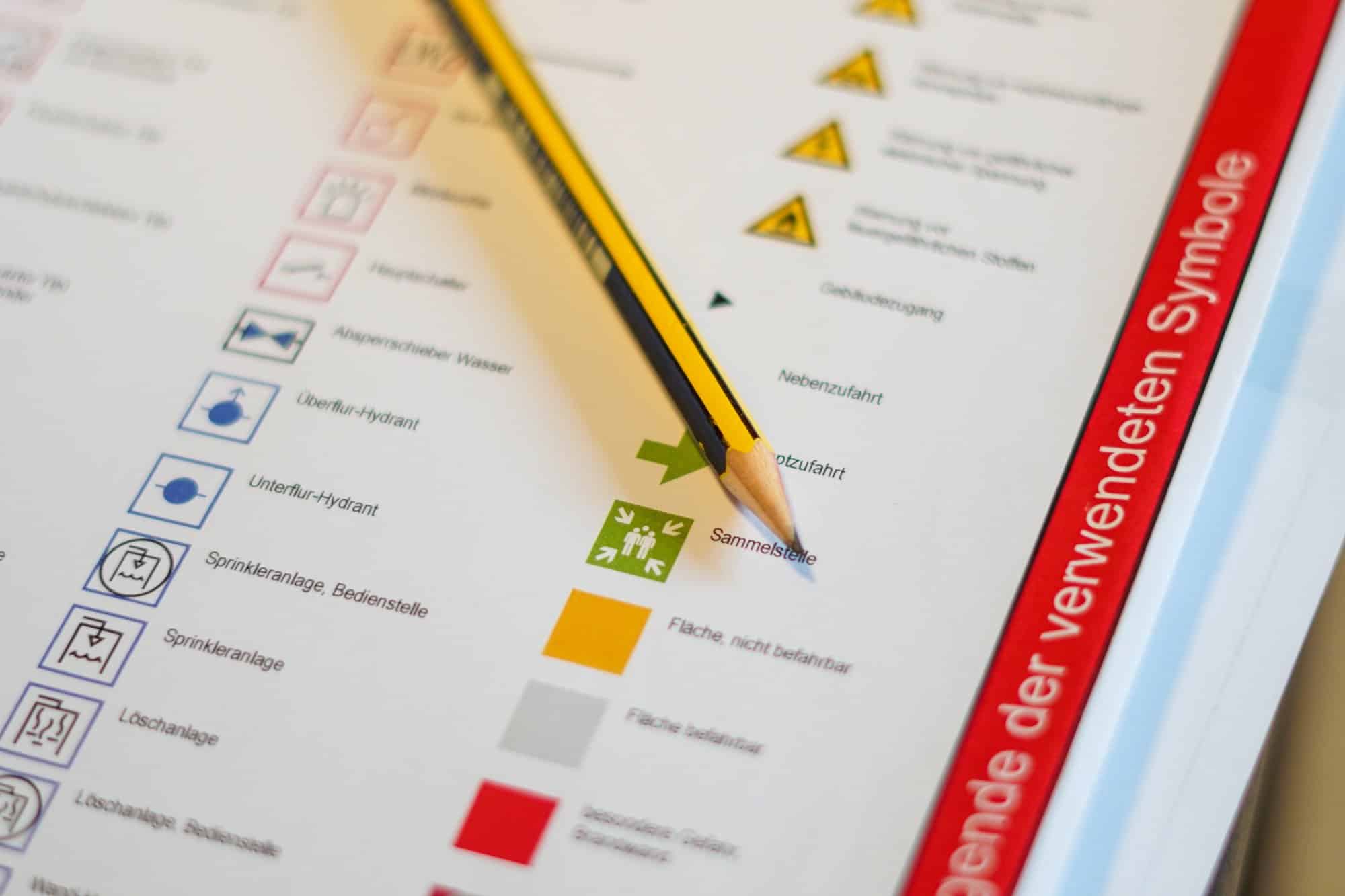 Legende eines Feuerwehrplans mit Symbolen für Hydranten, Sprinkleranlage, Löschanlage und Sammelstelle