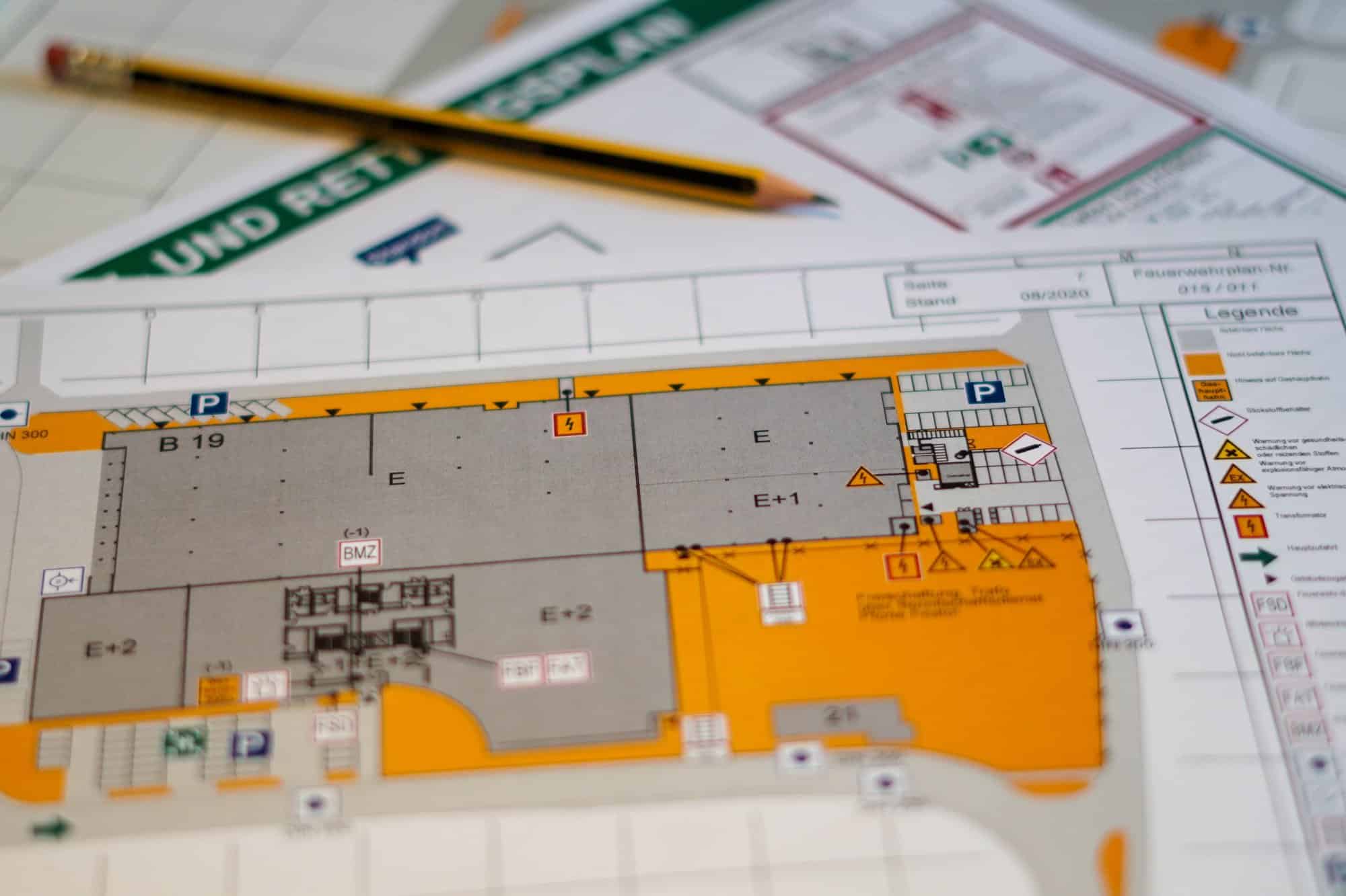 Ausgedruckter Übersichtsplan eines Feuerwehrplans mit Gebäude, Zufahrten, Hydranten und Legende